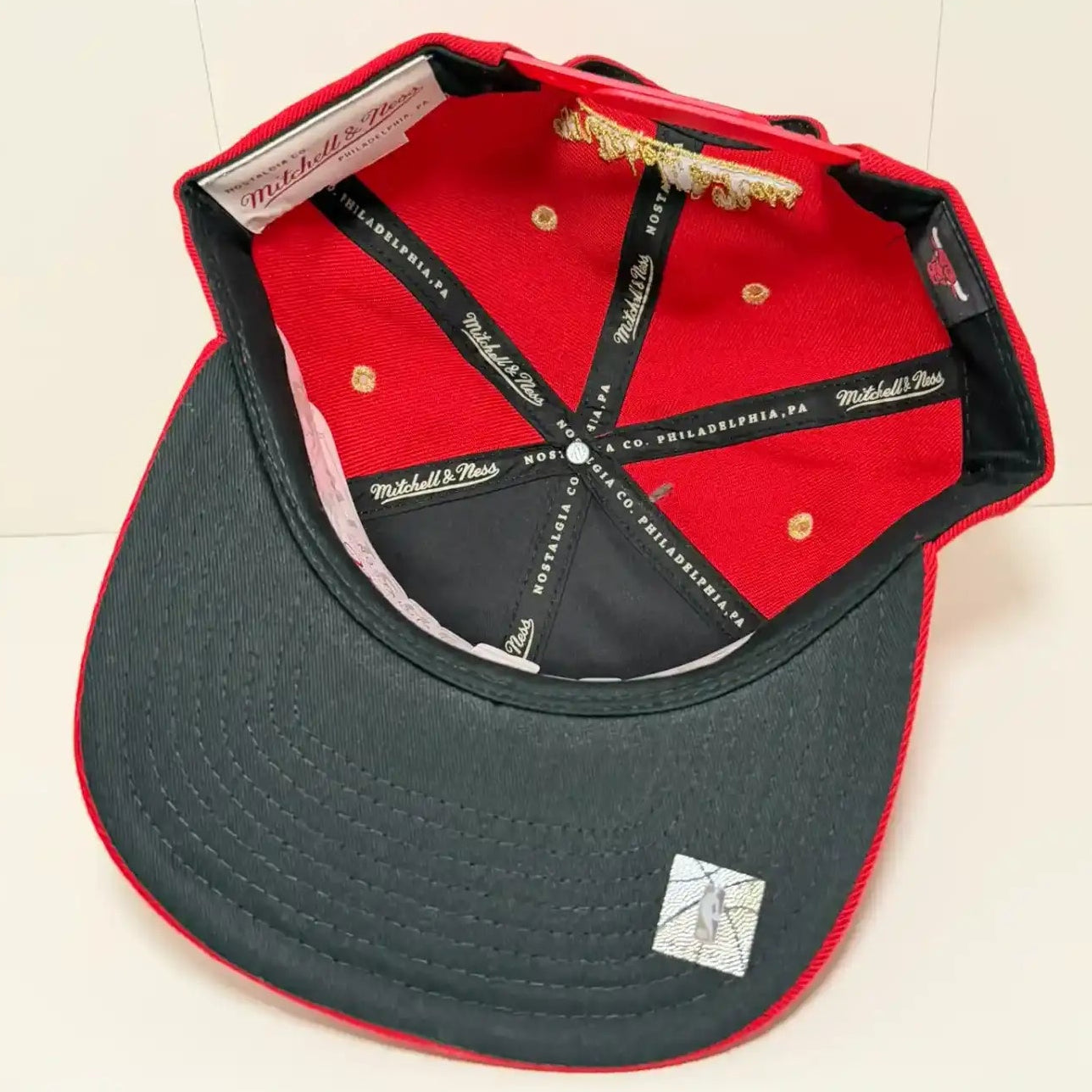 Chicago Bulls red Mitchell & Ness cap interior view